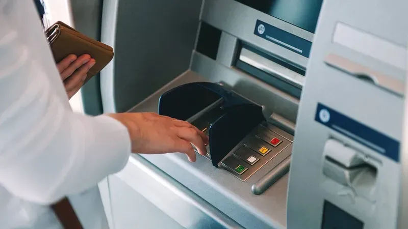 Cách rút tiền atm 2