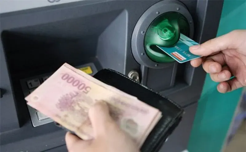 Cách rút tiền atm 6