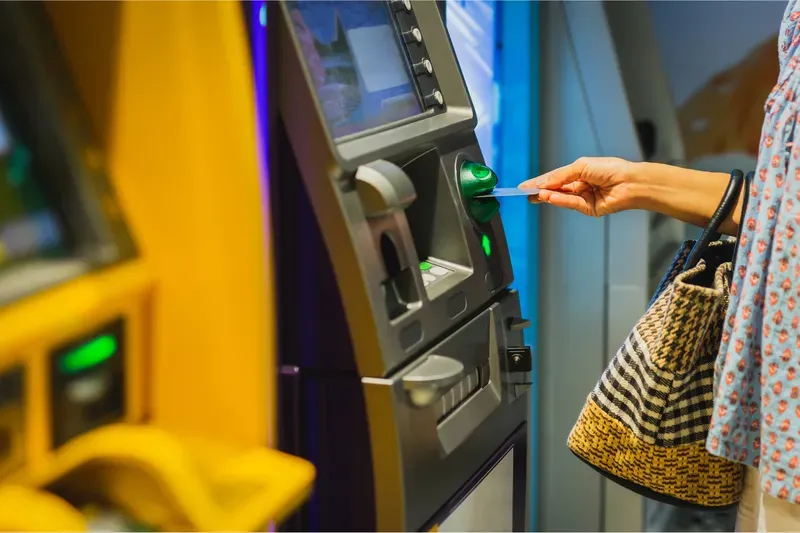 Cách rút tiền atm 7