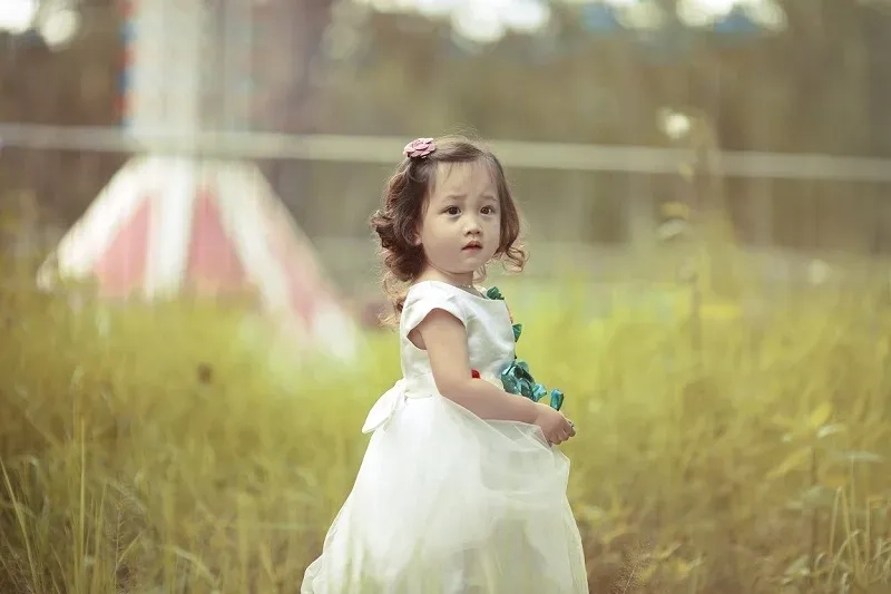 Ảnh em bé gái cute thể hiện sự dễ thương và trong sáng