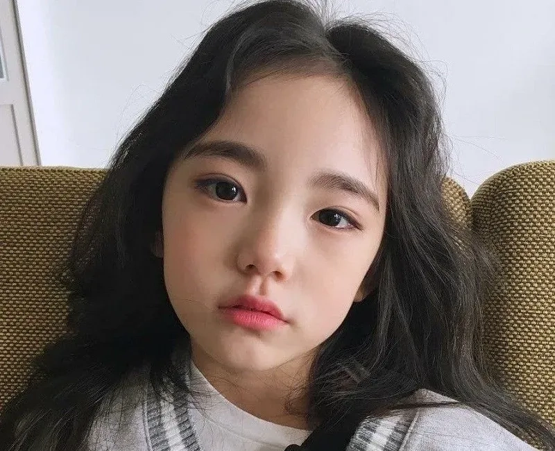 Ảnh meme bé gái ghi lại khoảnh khắc hài hước và đáng yêu