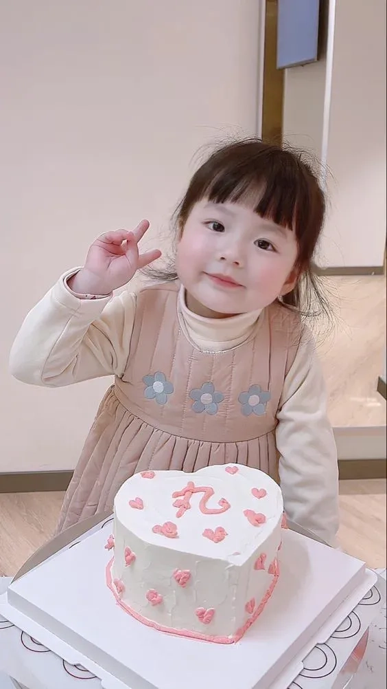 Hình ảnh bánh sinh nhật cho bé gái mang đến niềm vui và ý nghĩa