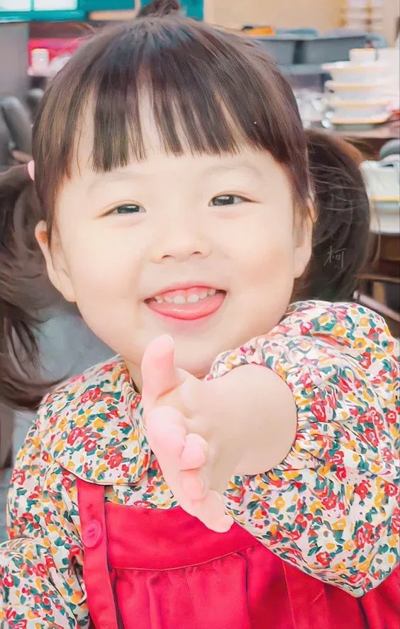 Hình ảnh bé gái xinh ghi lại sự đáng yêu và rạng rỡ