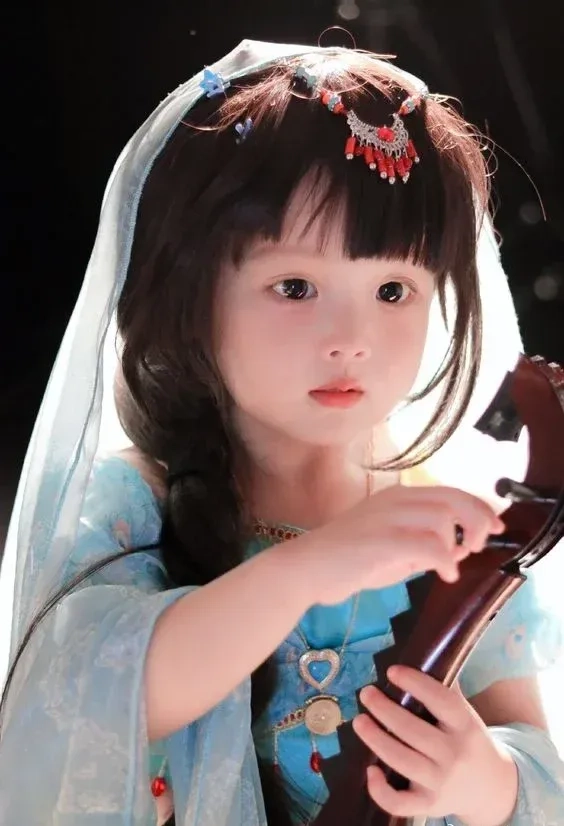 Tạo dáng chụp ảnh cho bé gái 5 tuổi với nét tinh nghịch và dễ mến