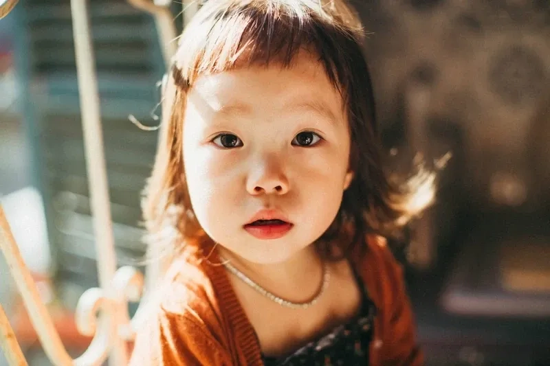 Ảnh em bé gái xinh với nét đáng yêu tự nhiên và thuần khiết