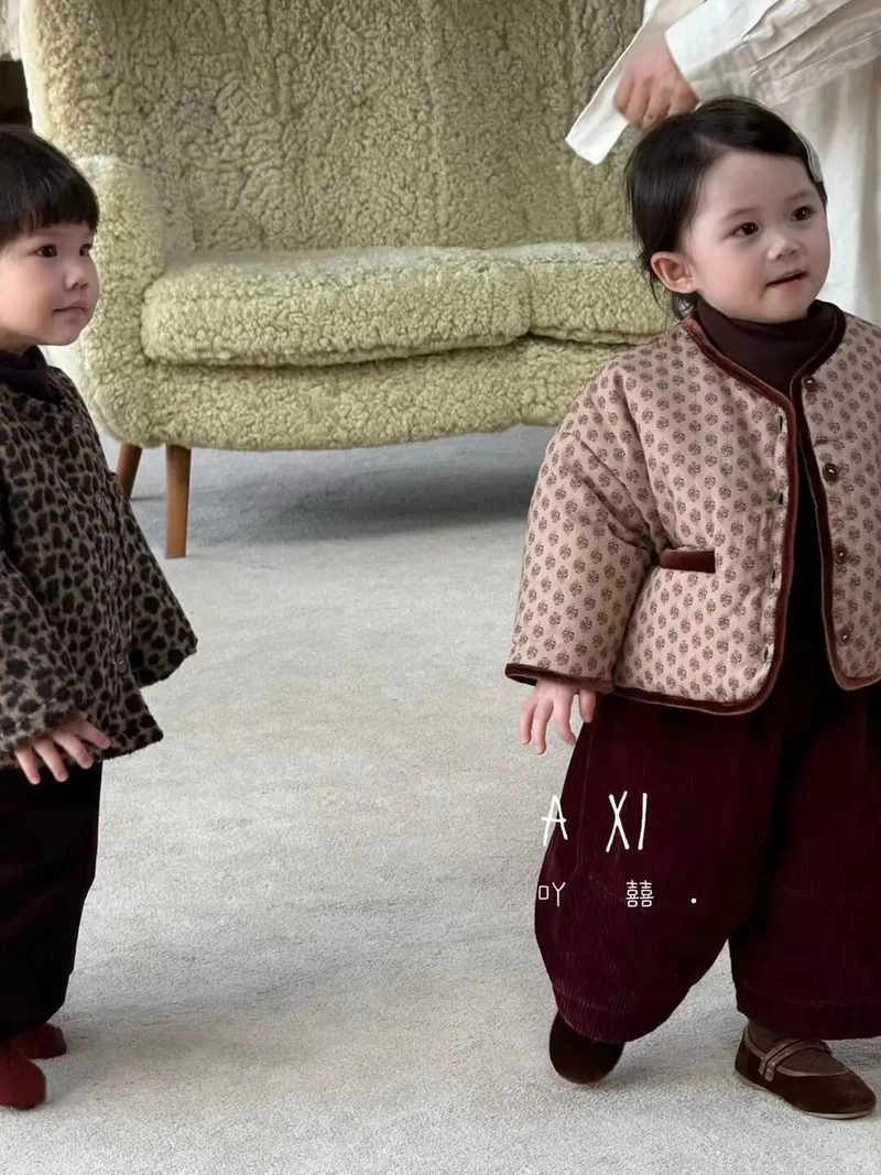 Hình nền em bé gái dễ thương mang lại cảm giác ấm áp và dễ chịu
