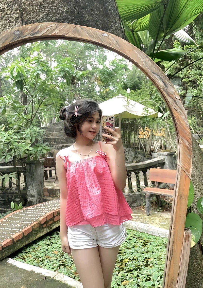 Ảnh gái k9 che mặt tạo ra sự cuốn hút và bí ẩn trong từng khoảnh khắc