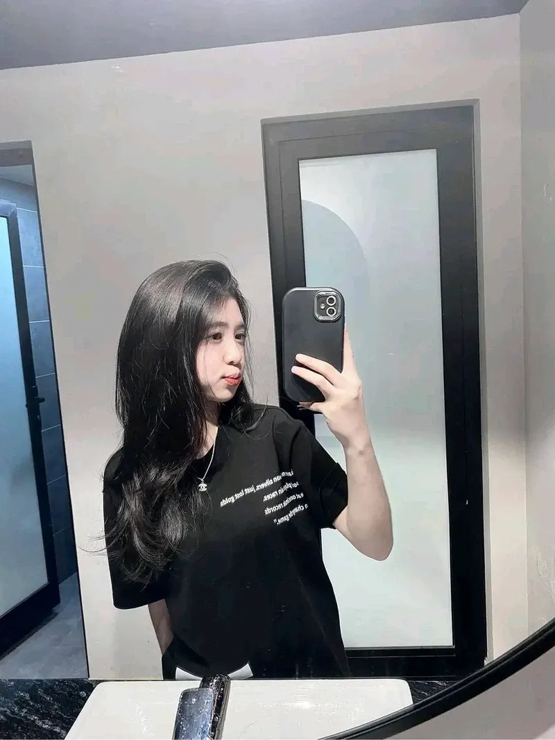 Ảnh gái xinh lớp 10 thể hiện sự năng động và dễ thương trong mọi khung hình