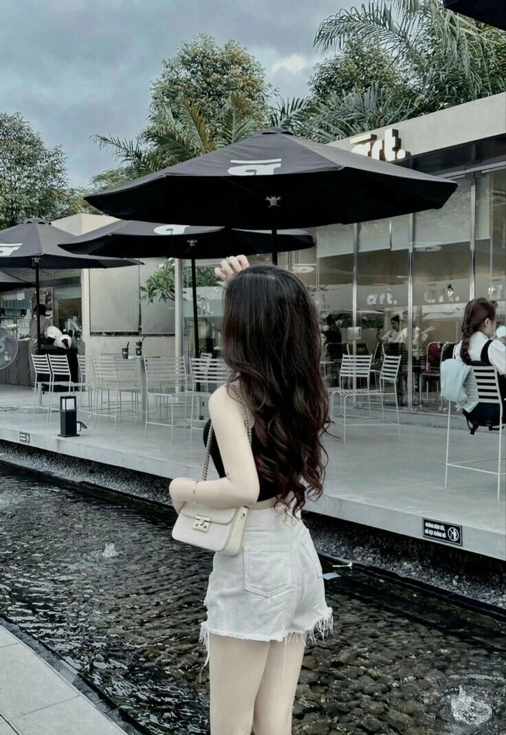 Ảnh gái che mặt bằng điện thoại ghi lại sự tự nhiên và tinh tế