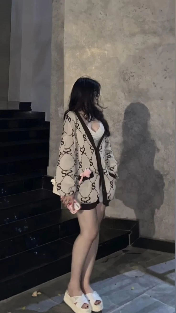 Ảnh con gái che mặt bằng điện thoại mang đến nét trẻ trung và dễ mến