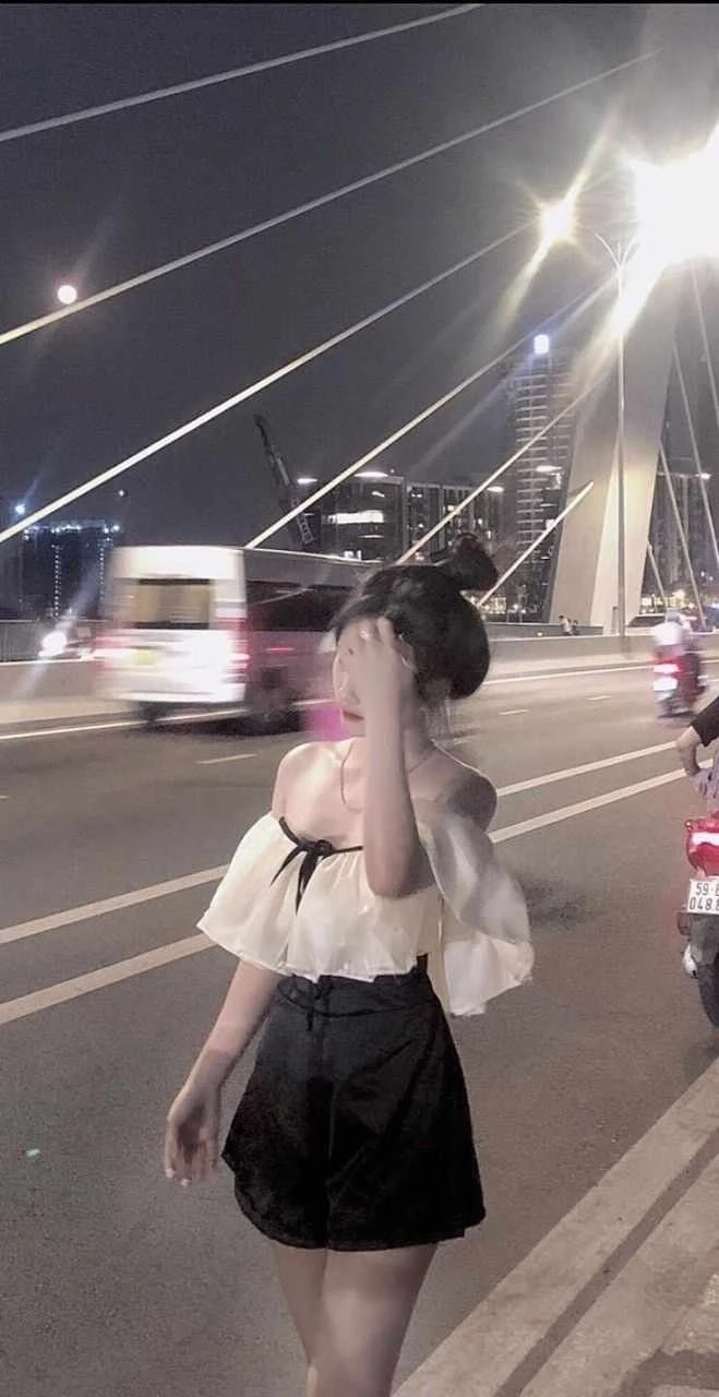 Ảnh gái xinh che mặt bằng điện thoại iphone với góc chụp ấn tượng
