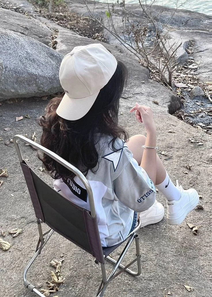 Ảnh che mặt nữ nổi bật với sự tự nhiên và phong thái nhẹ nhàng