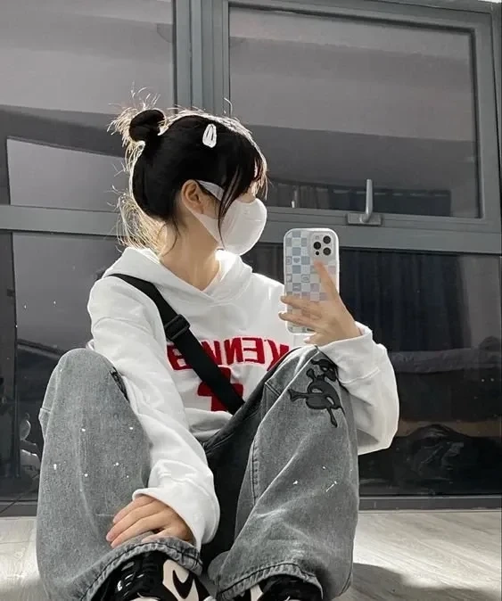 Ảnh chụp trước gương phong cách thể thao thể hiện cá tính mạnh mẽ