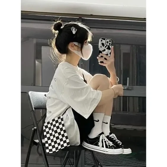 Ảnh chụp trước gương phong cách công sở mang lại vẻ chuyên nghiệp