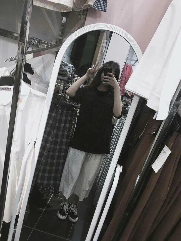 Ảnh chụp trước gương che điện thoại là phong cách sáng tạo