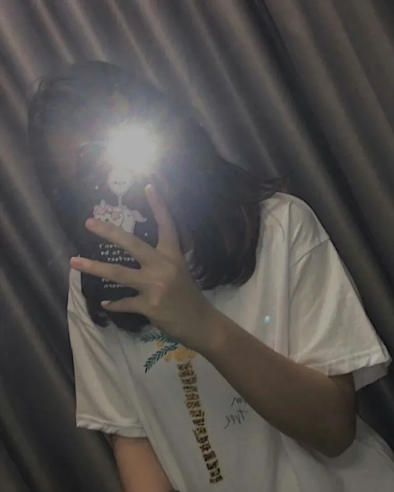 Ảnh chụp trước gương che mặt bằng tóc mang lại nét quyến rũ