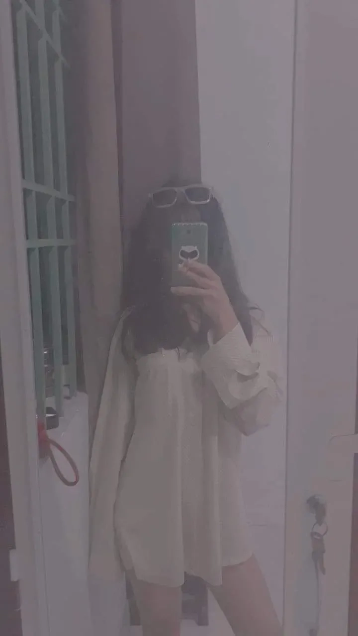 Ảnh chụp trước gương che mặt bằng tay thể hiện sự tự nhiên