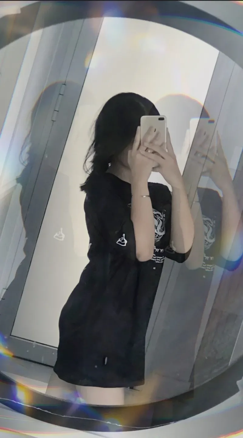 Ảnh chụp trước gương che mặt tạo dáng là cách thể hiện cá tính