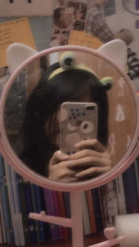 Ảnh chụp trước gương che mặt với phụ kiện làm tăng tính thẩm mỹ