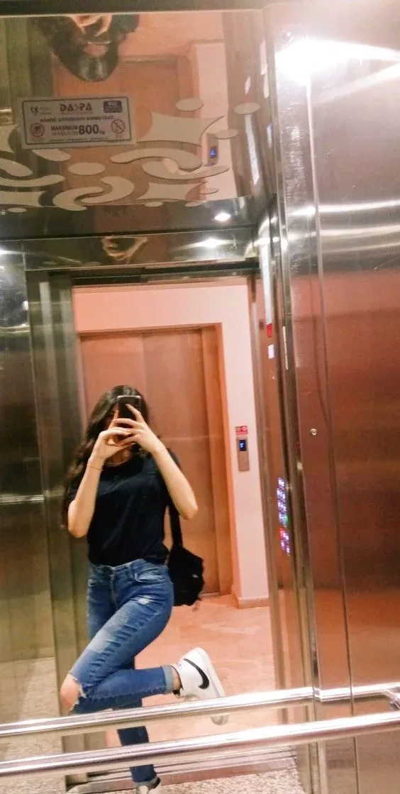 Ảnh chụp trước gương che mặt phong cách Hàn Quốc rất được ưa chuộng