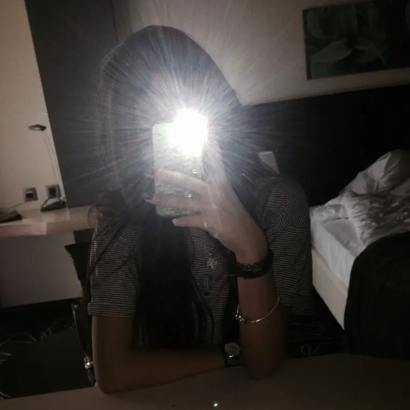 Tư thế chụp ảnh trước gương đẹp giúp bạn nổi bật trong từng khung hình