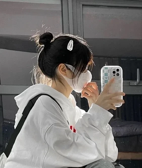 Ảnh chụp trước gương phong cách tối giản là xu hướng yêu thích