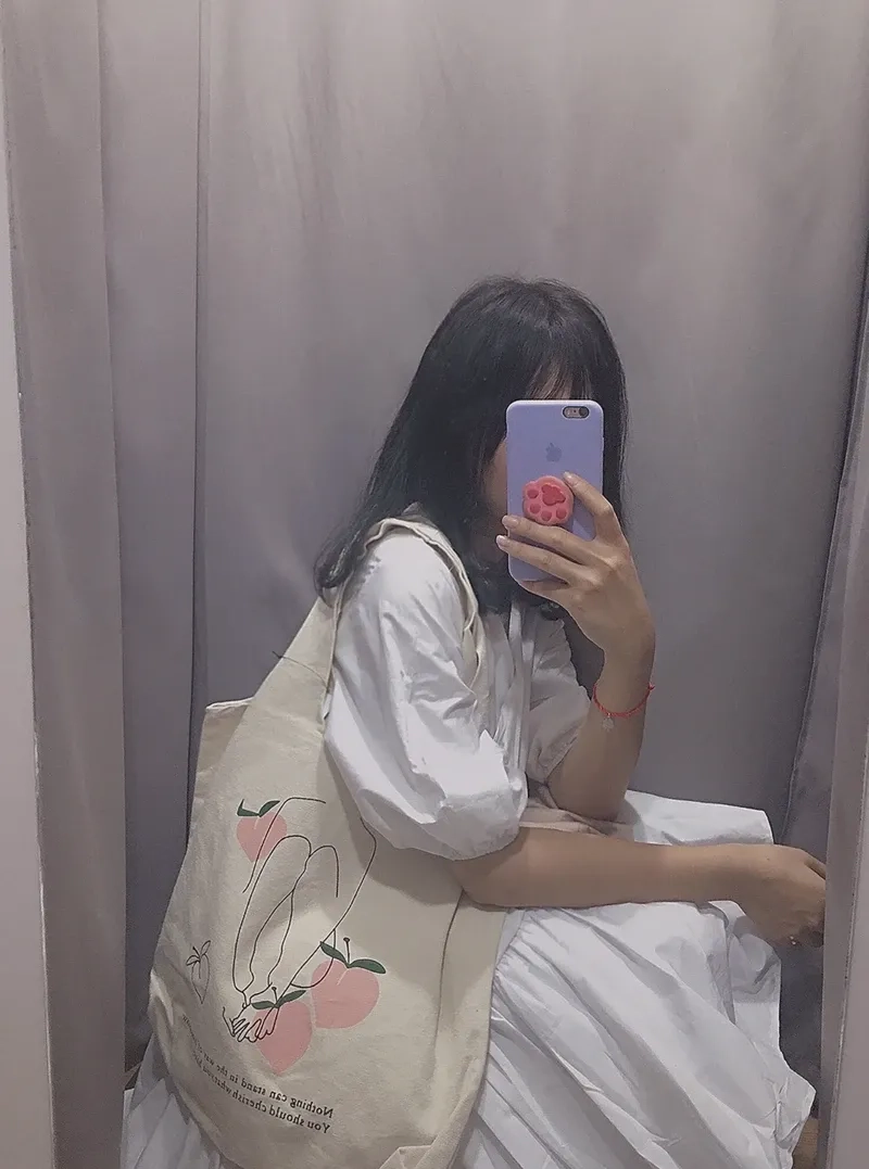 Ảnh selfie gương toàn thân thể hiện vẻ đẹp và sự tự tin