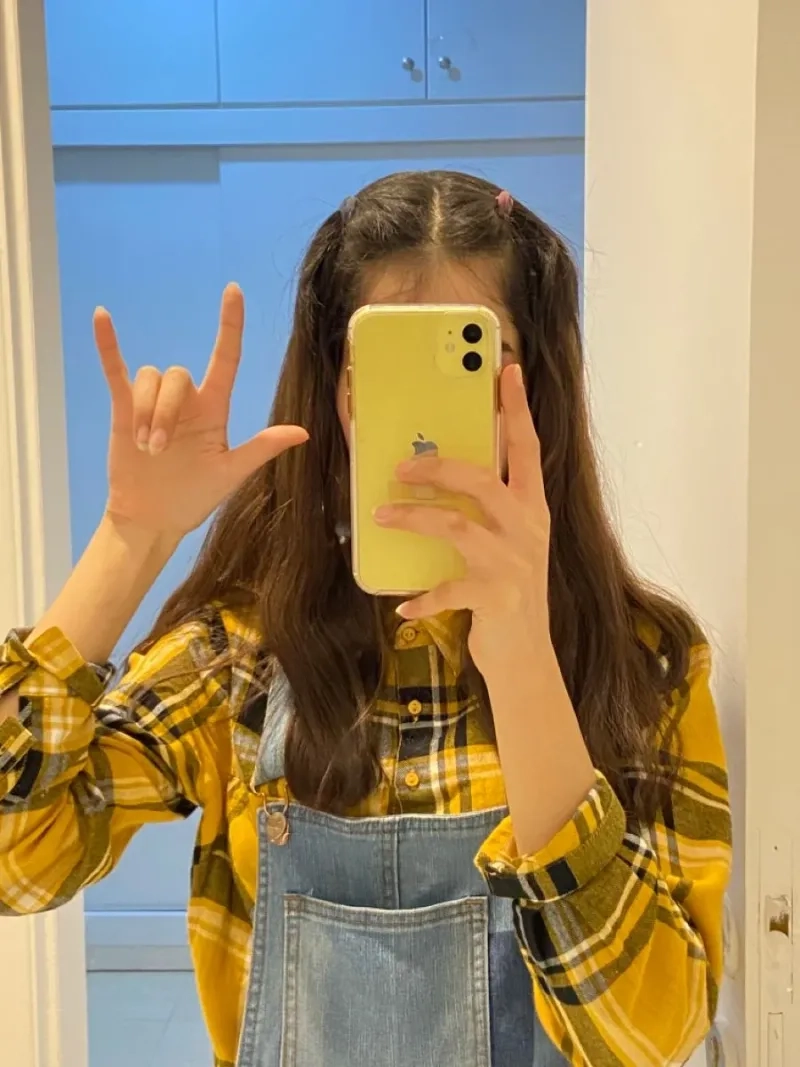 Ảnh selfie gương trong phòng ngủ mang lại cảm giác gần gũi