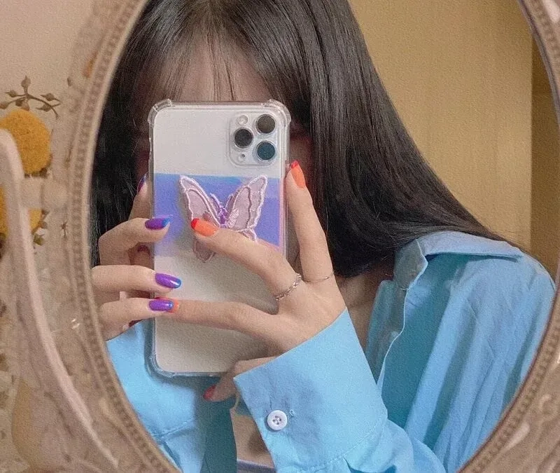 Ảnh selfie gương trong phòng tắm ghi lại những khoảnh khắc đời thường