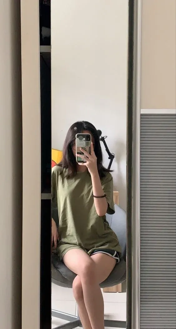 Ảnh selfie gương với điện thoại là phong cách chụp ảnh phổ biến
