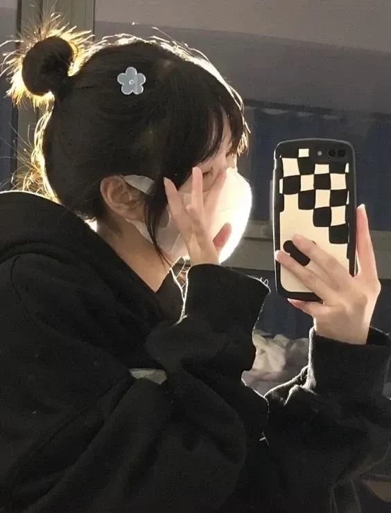 Ảnh chụp trước gương phong cách bohemian thể hiện nét phóng khoáng