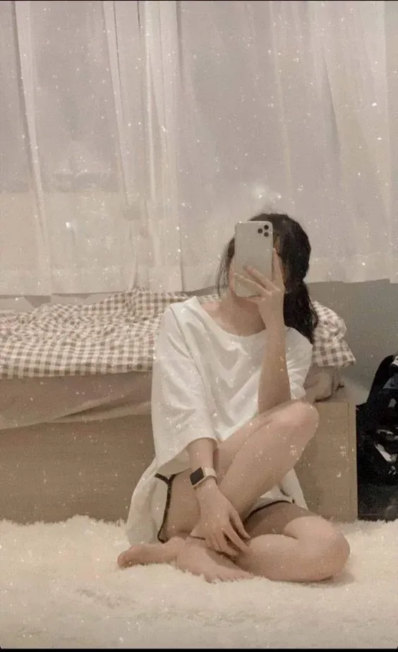 Ảnh selfie gương với ánh sáng đèn giúp tạo nên bức ảnh lung linh