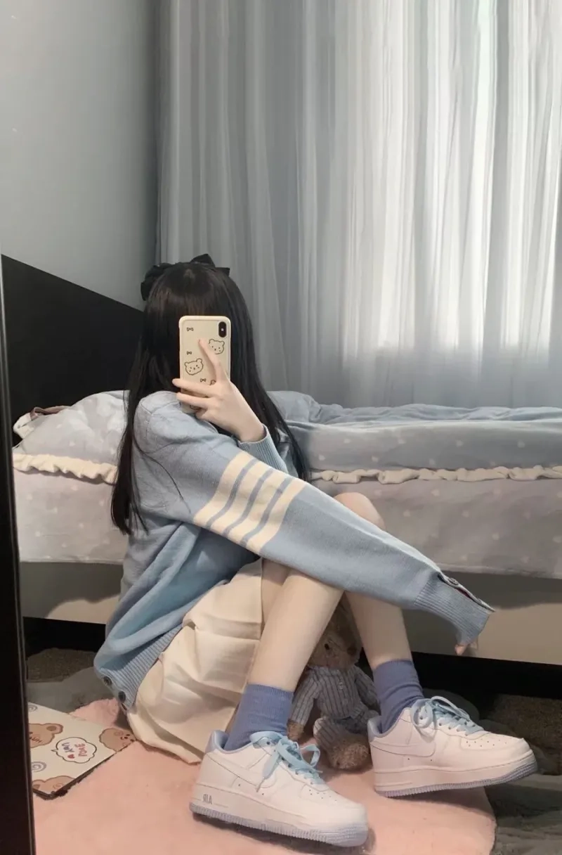 Ảnh gái dễ thương chụp trước gương mang lại sự tươi mới