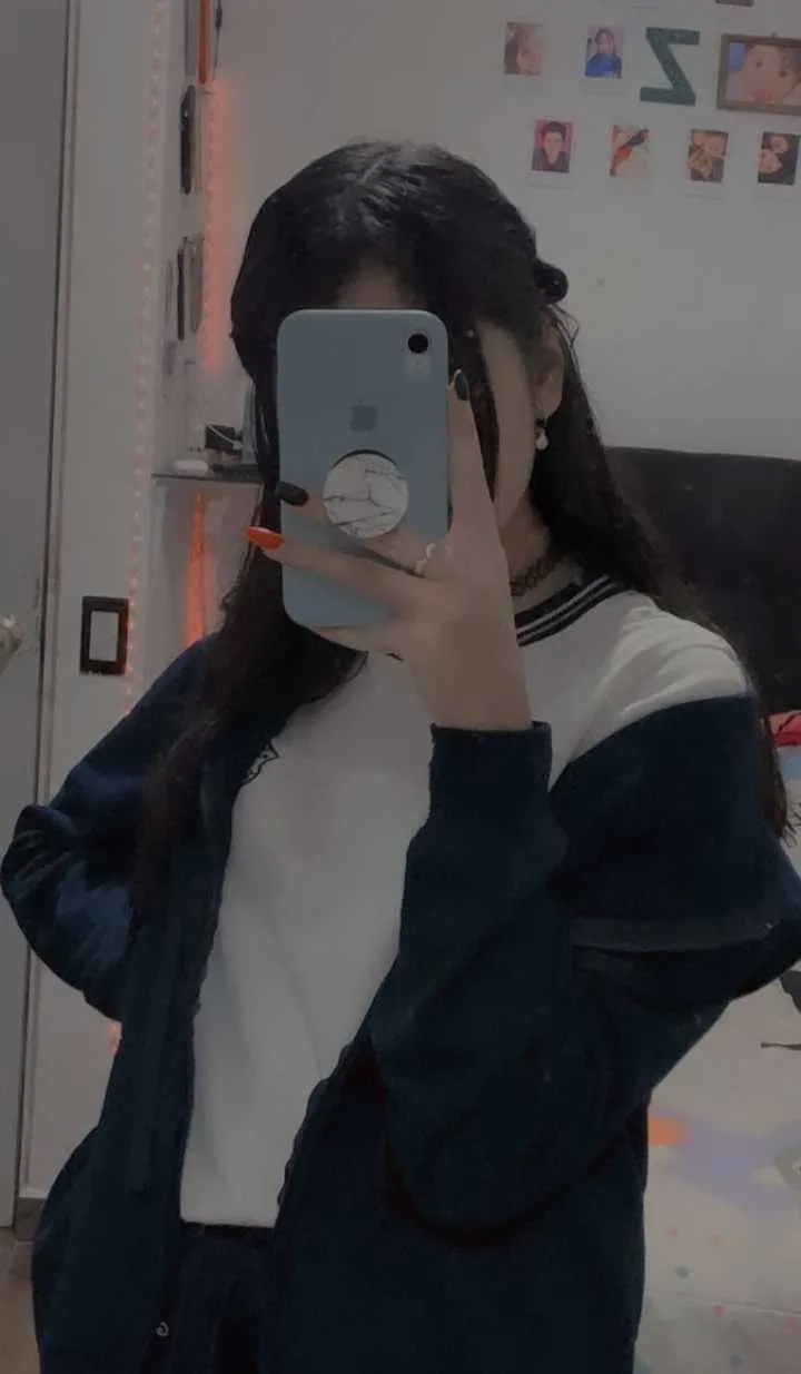  Ảnh gái cá tính chụp trước gương thể hiện phong cách độc đáo