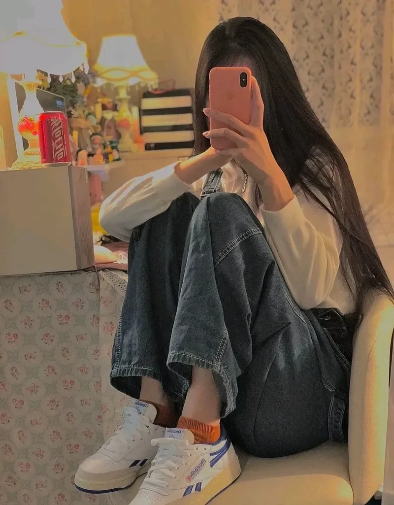 Ảnh gái chụp trước gương với váy ngắn ghi dấu sự trẻ trung