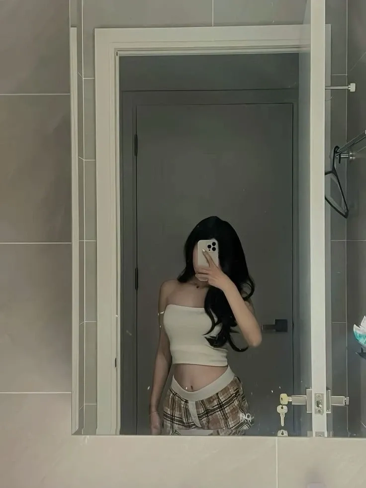 Ảnh gái chụp trước gương với bikini thu hút sự chú ý mạnh mẽ