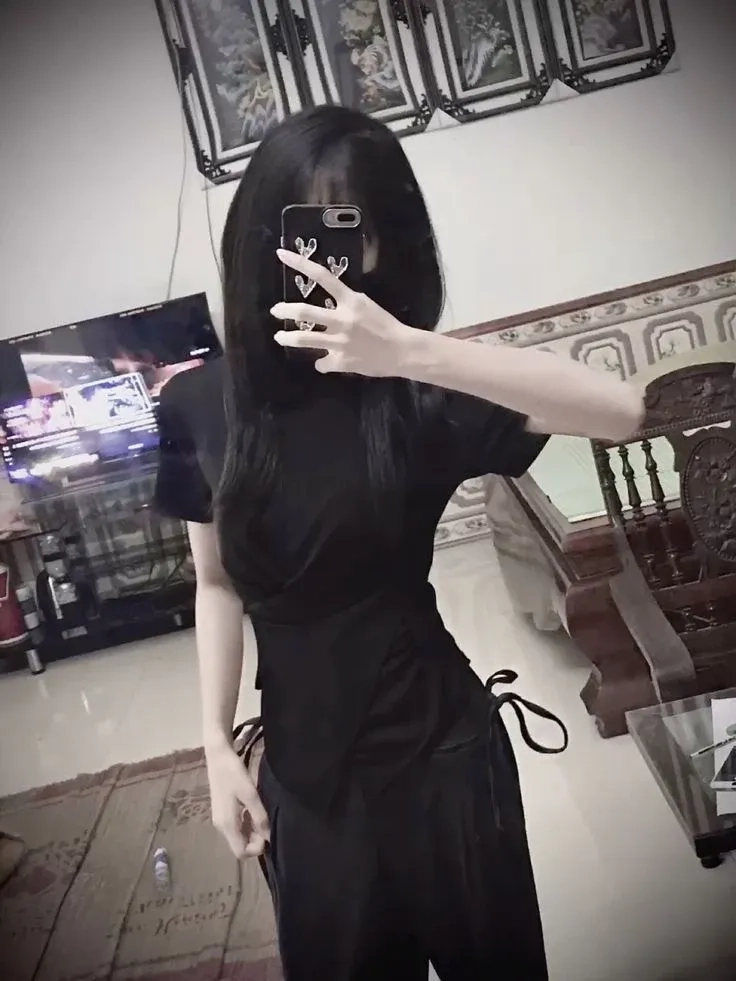 Ảnh gái chụp trước gương với áo dài mang vẻ đẹp truyền thống