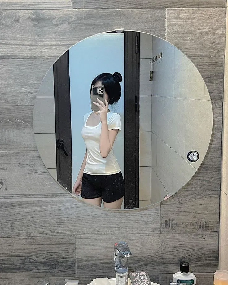 Cách chụp ảnh selfie trước gương đẹp giúp bạn tỏa sáng tự nhiên