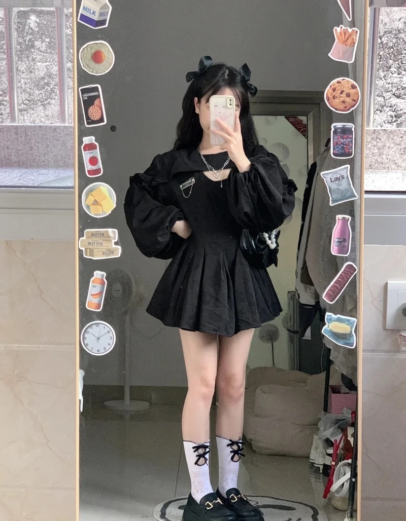 Ảnh chụp trước gương phong cách đường phố thể hiện sự năng động