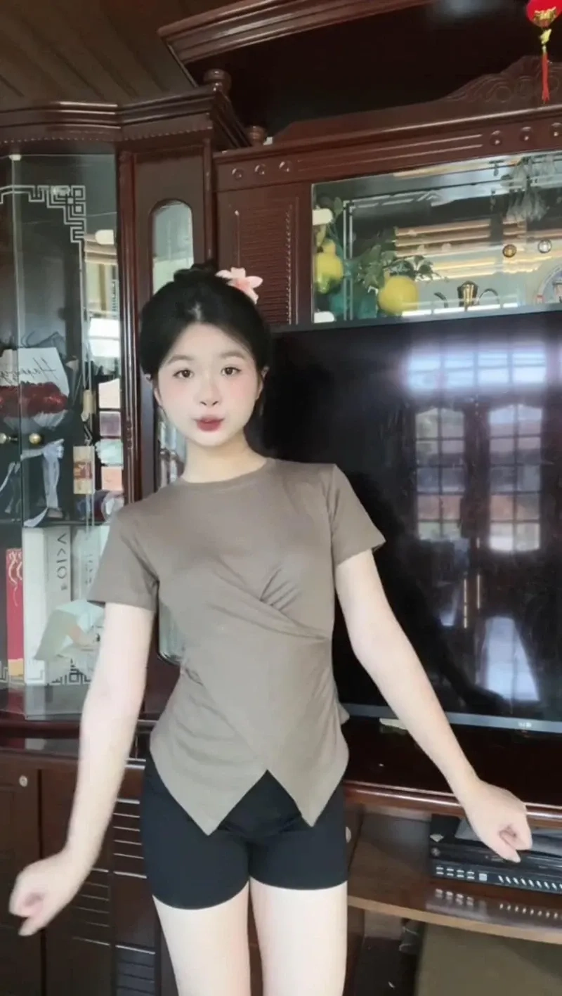 Ảnh cô gái trên phố cổ thể hiện nét đẹp duyên dáng giữa không gian cổ kính