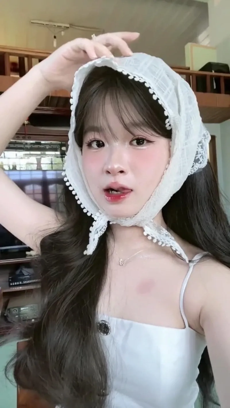 Ảnh cô gái trên phố đêm tạo nên không gian lãng mạn và huyền bí