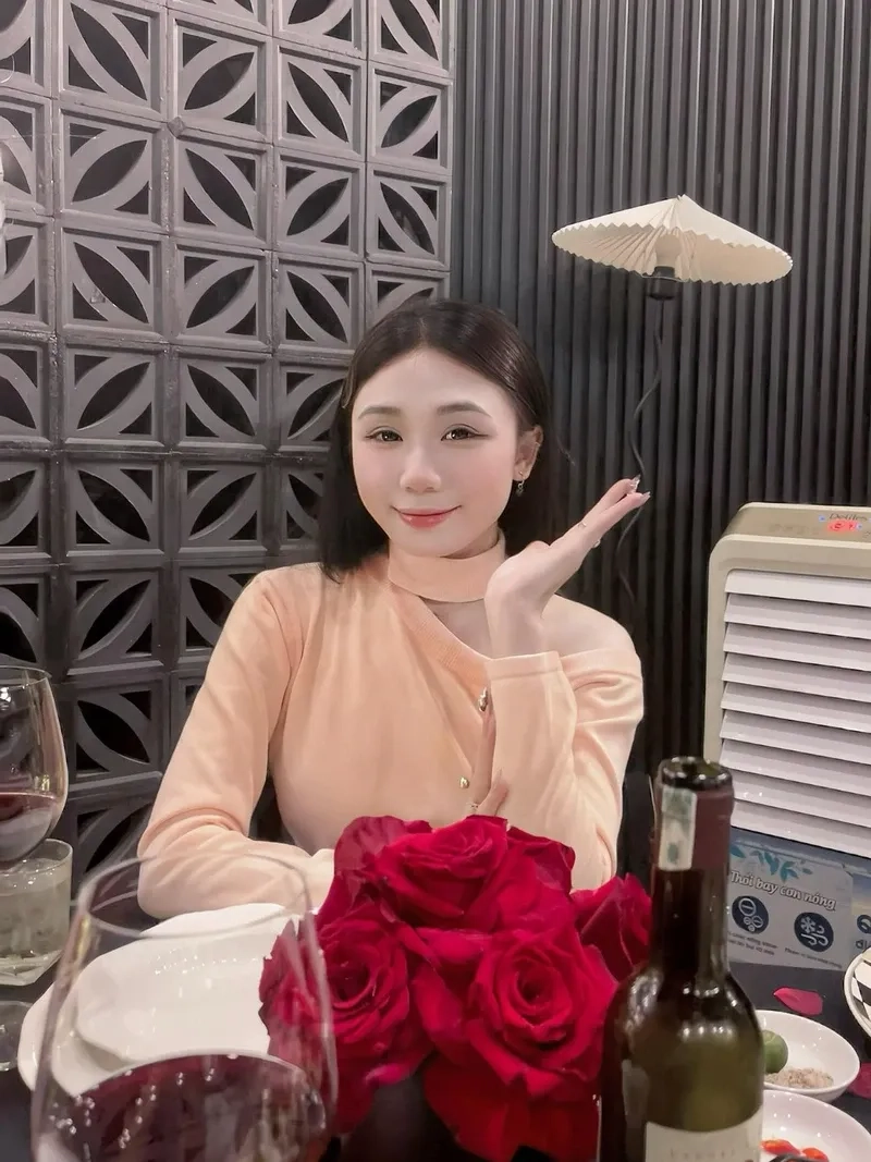 Ảnh cô gái trên phố mùa thu thể hiện vẻ đẹp tươi mới giữa tiết trời se lạnh