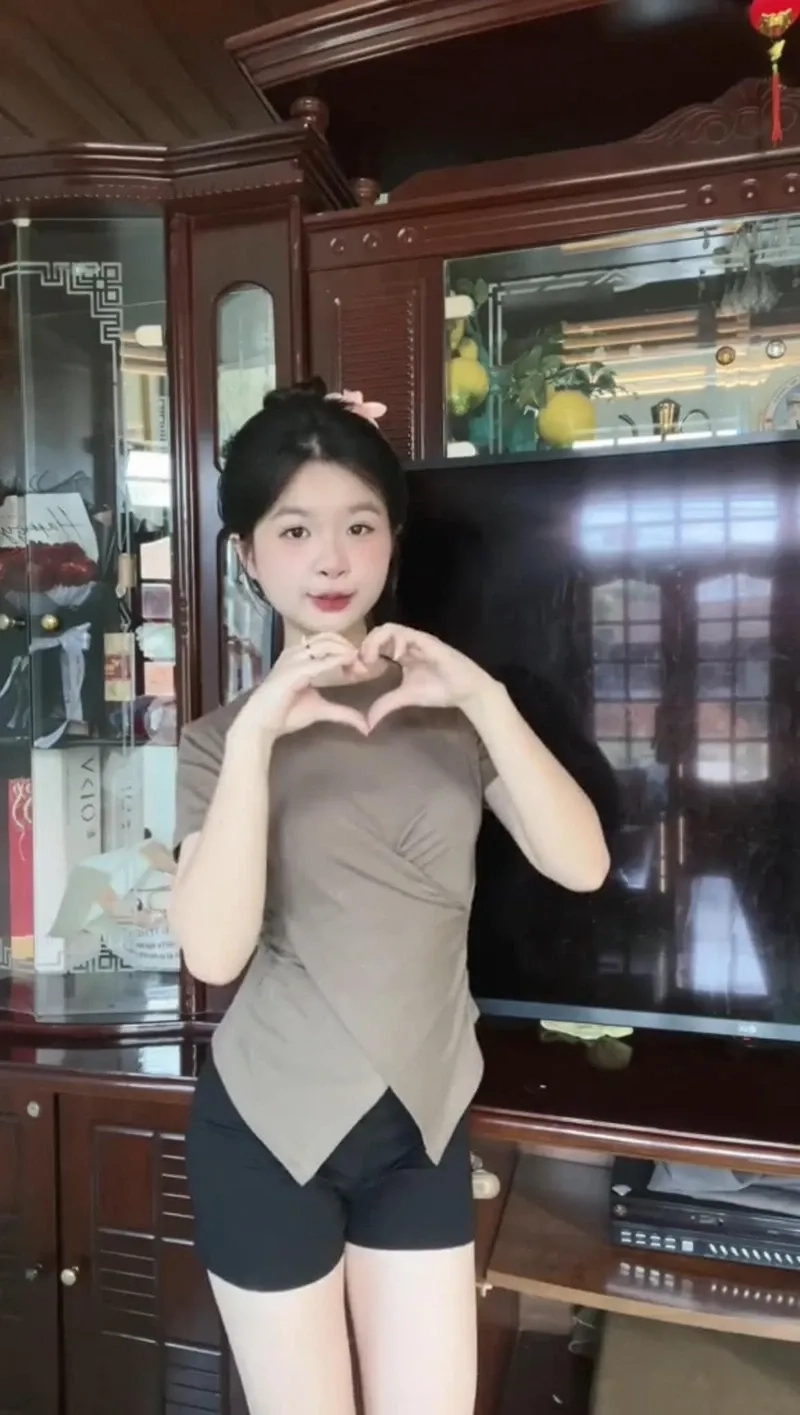 Ảnh cô gái trên phố mùa xuân mang đến vẻ đẹp tươi tắn và rực rỡ