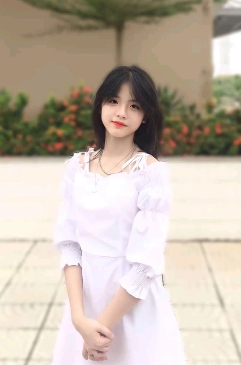 Hình ảnh nữ nhân viên văn phòng đang làm việc, với sự chăm chỉ và kiên trì