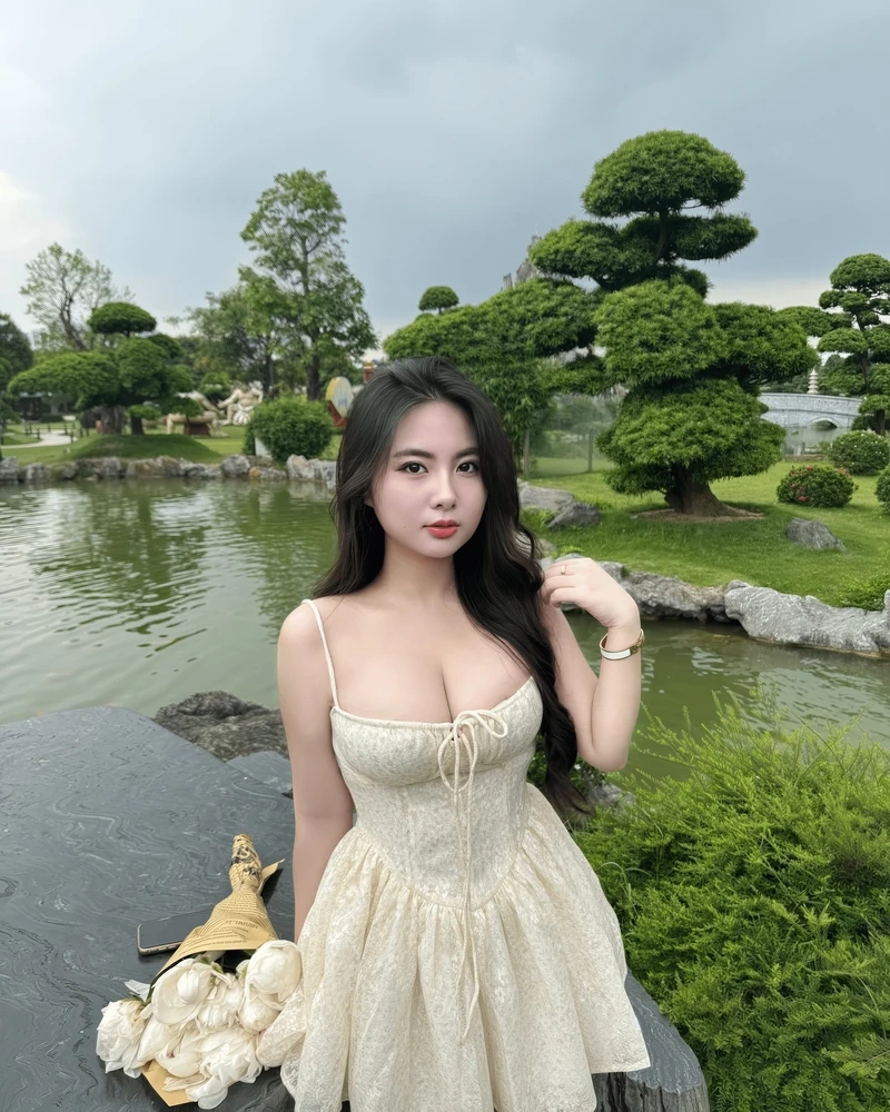 Hình ảnh gái văn phòng với nụ cười rạng rỡ, tạo không gian làm việc vui vẻ