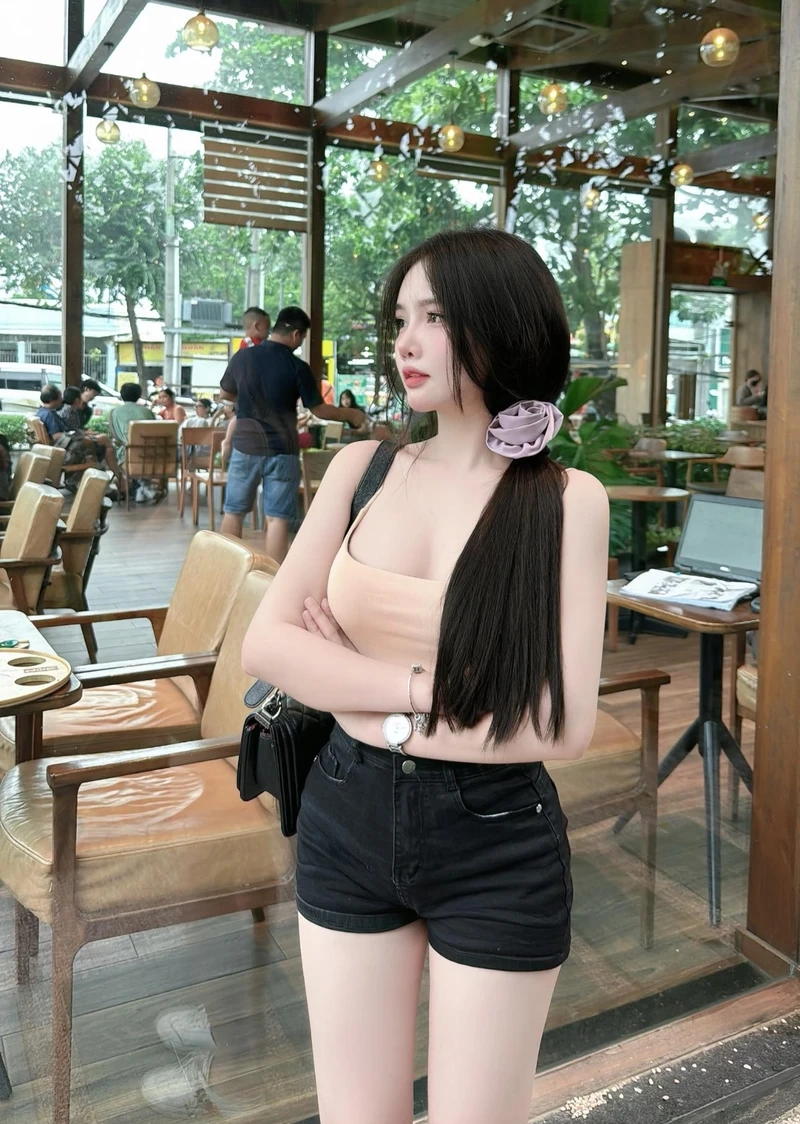 Ảnh gái văn phòng tạo dáng chụp ảnh, mang đến sự tự tin và năng động