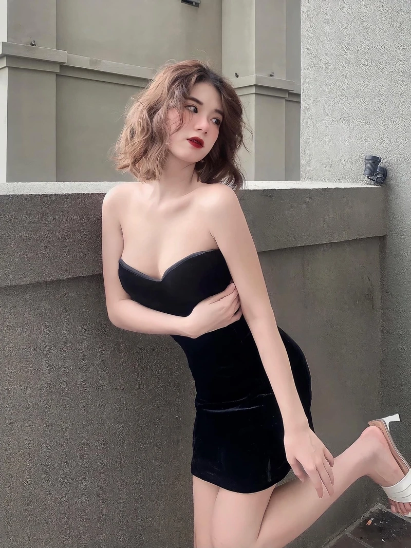Hình ảnh gái văn phòng trong trang phục công sở, thể hiện sự chuyên nghiệp và nghiêm túc