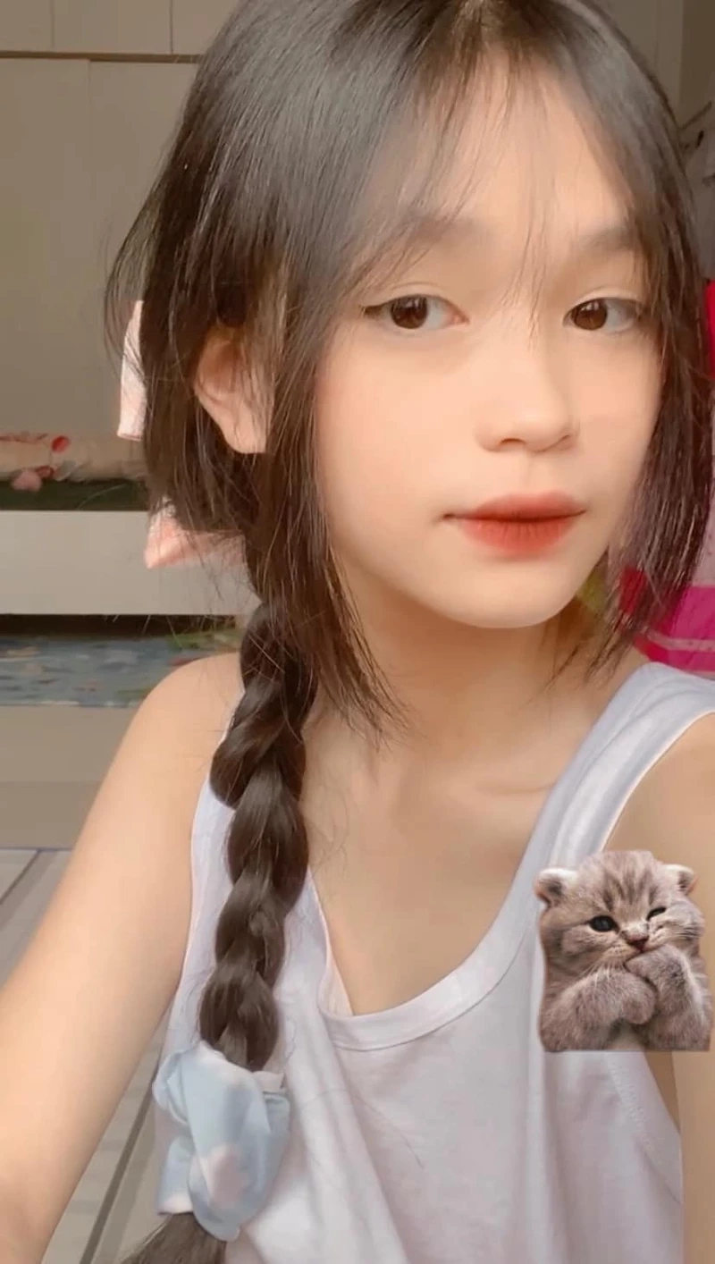 Hình ảnh gái văn phòng họp nhóm, thảo luận và đưa ra ý kiến trong công việc