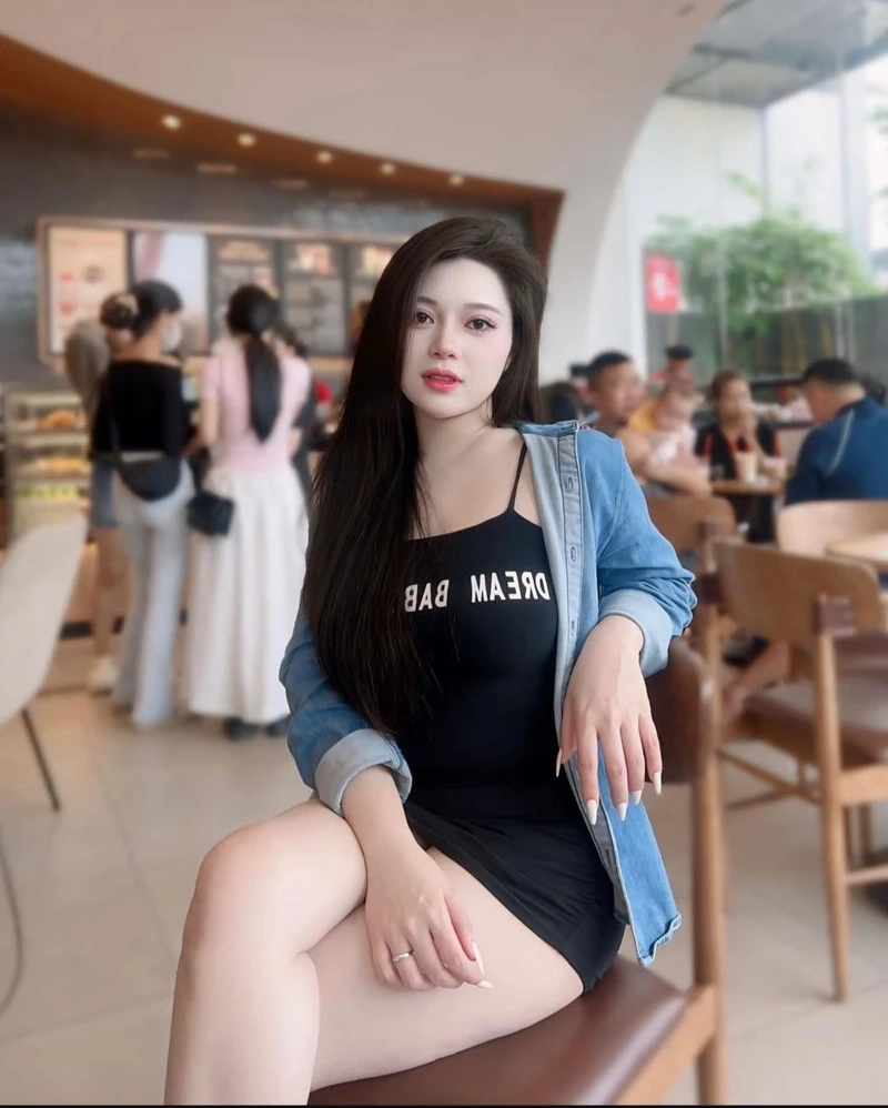 Ảnh gái văn phòng làm việc từ xa, mang đến cảm giác tự do và linh hoạt