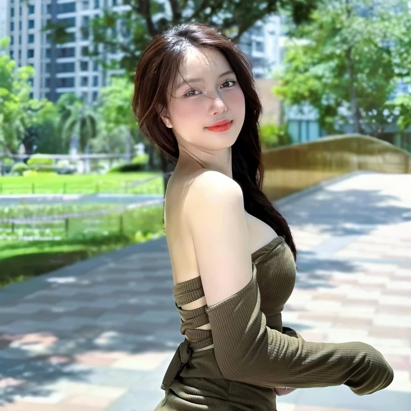 Ảnh gái văn phòng viết ghi chú, ghi chép thông tin quan trọng trong công việc